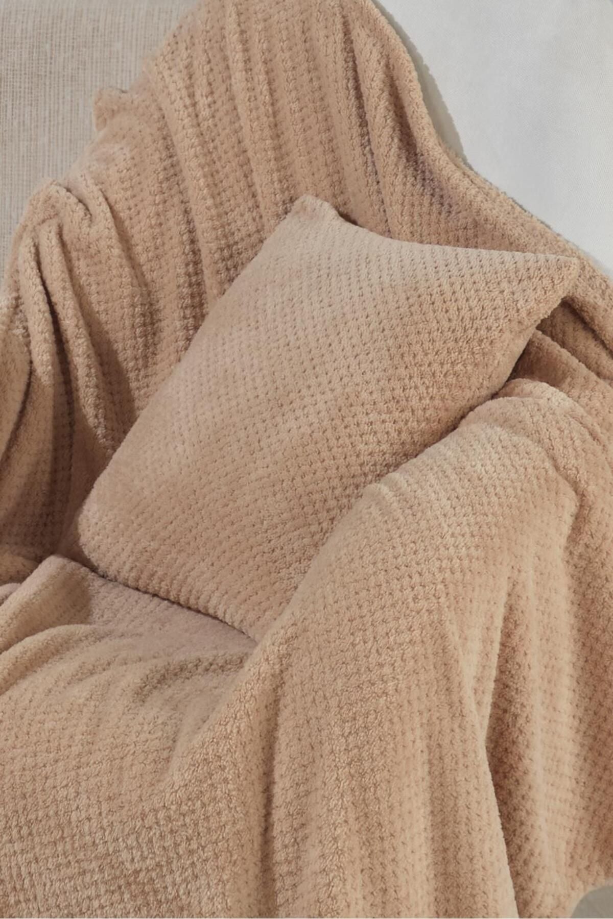 Wellsoft Berjer Ve Tekli Koltuk Örtüsü Ve Tv Battaniyesi 140x140 1 Adet 45x45 Kırlent Kılıfı Ekru