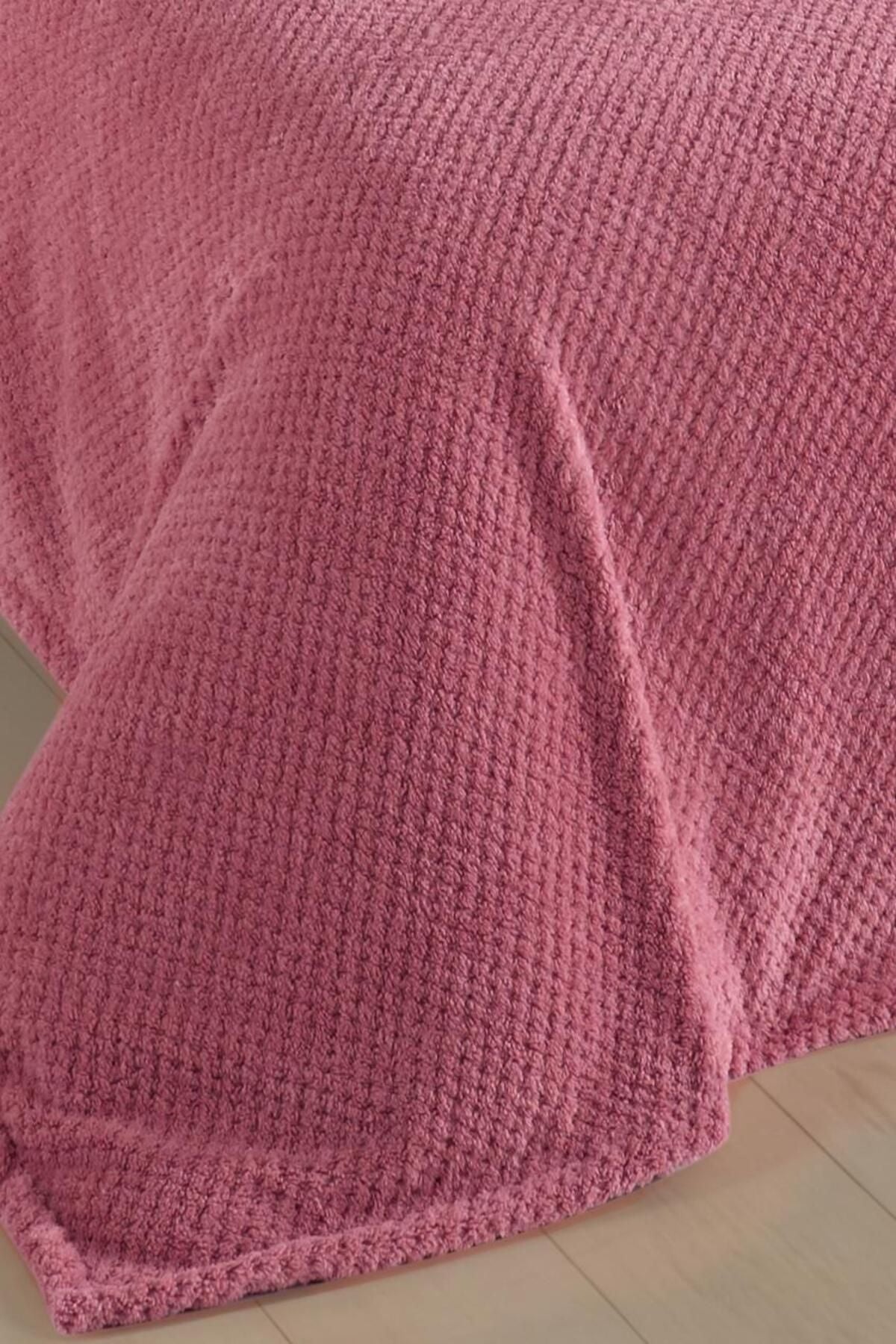 Wellsoft Tek Kişilik Yatak Örtüsü Ve Battaniyesi . 150 X 220cm 1 Adet Kırlent Kılıfı 45x45cm Ekru