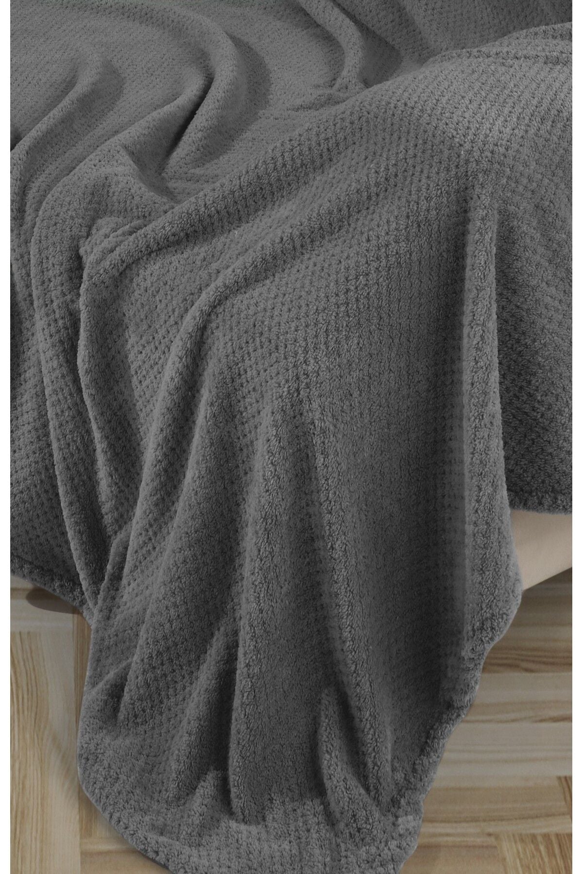 SOFTY / WELLSOFT / Koltuk Örtüsü Kolları Kaplayan ve TV Battaniyesi 180x300 + 2 Adet 45x45 Kırlent K